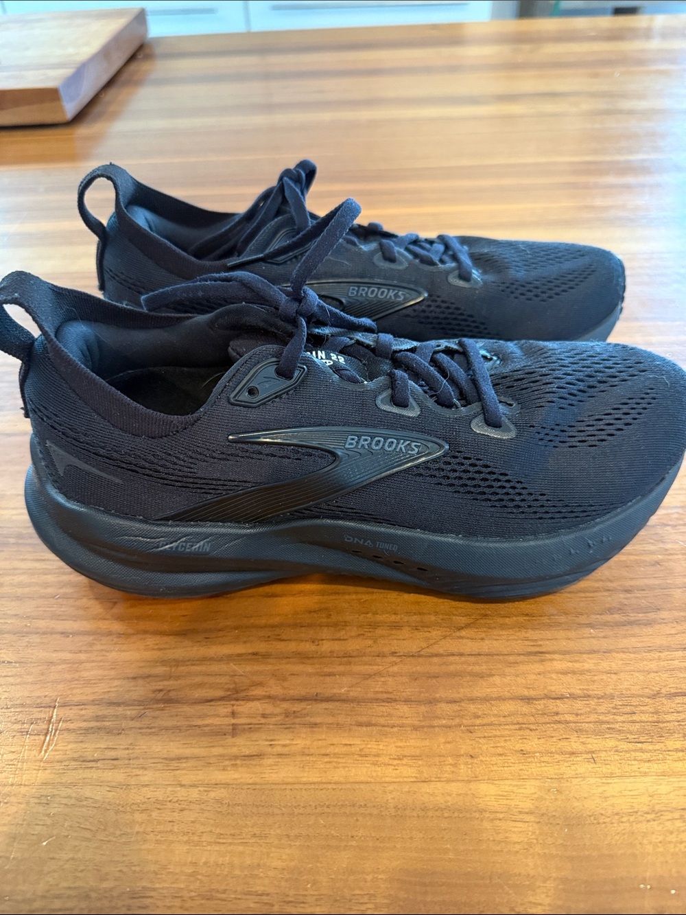 Worn once!! Brooks Women's Glycerin 22, Black/Black Size 9